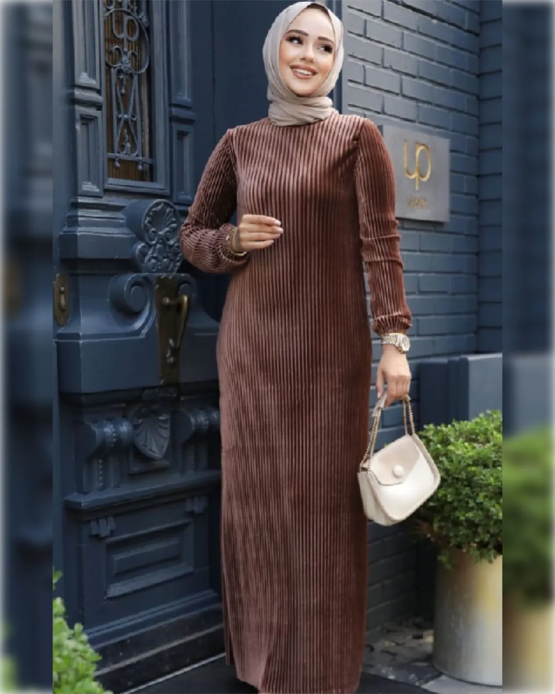 Elegant Cozy Dress in Bronze Shade فستان أنيق و دافئ باللون البرونز الجميل